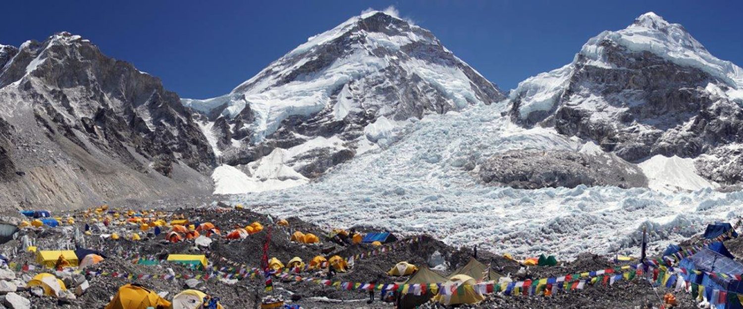 summit-everest-Basecamp-with-lots-of-tents-dining-tents